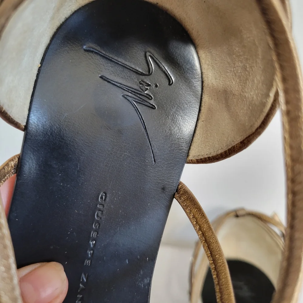 GIUSEPPE ZANOTTI Leather T-Strap Sandals - Picture 11 of 11